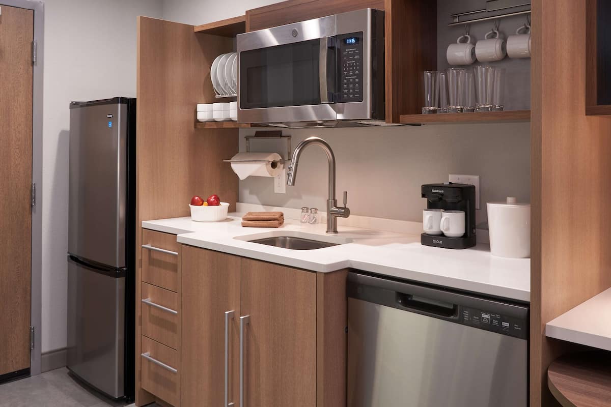 Lemari es besar, microwave, dan mesin pencuci piring