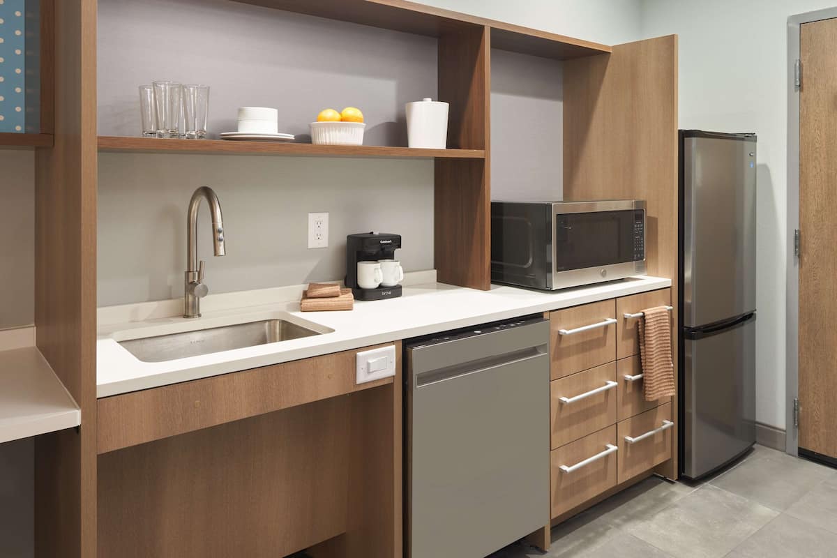 Lemari es besar, microwave, dan mesin pencuci piring