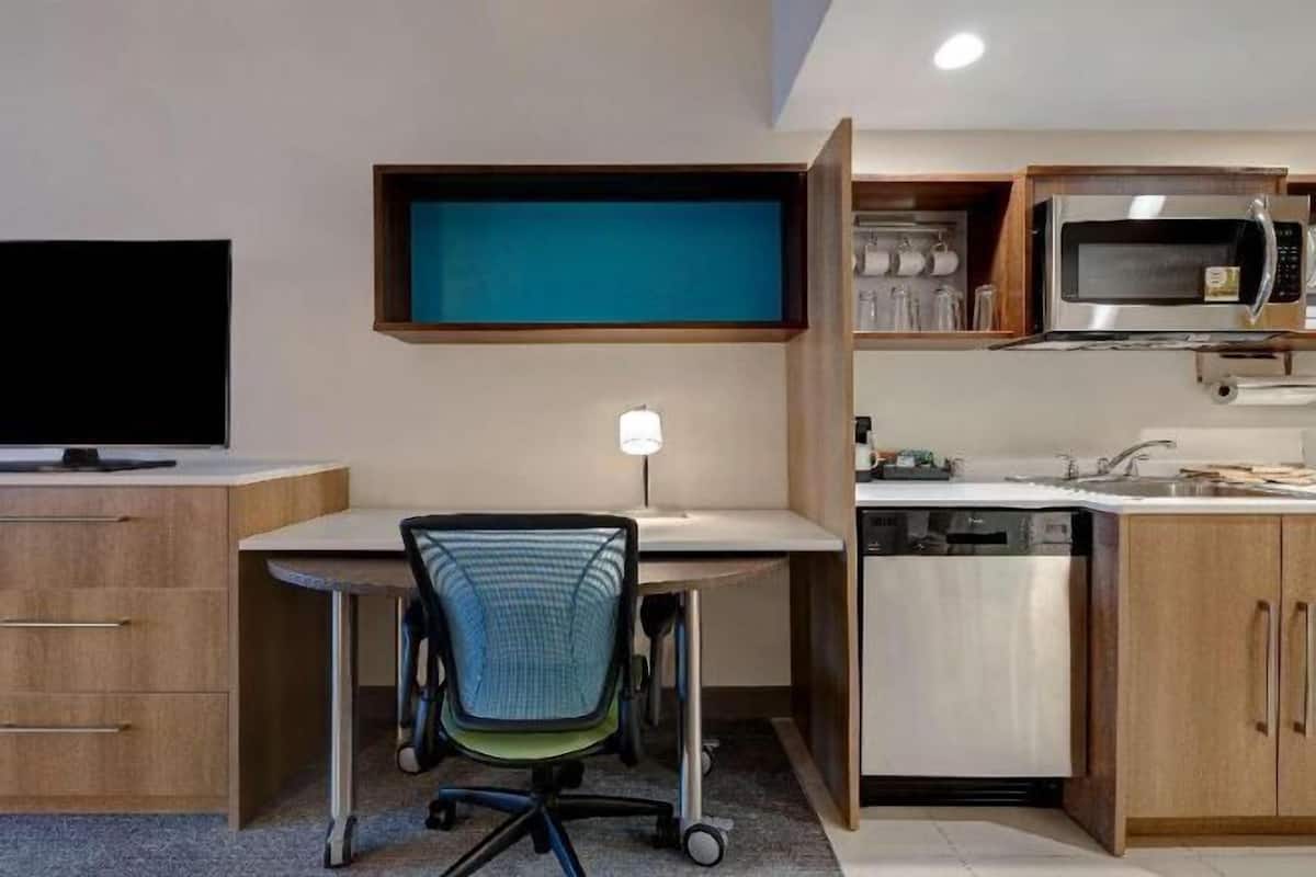 Full-sized fridge, microwave, dishwasher, coffee/tea maker