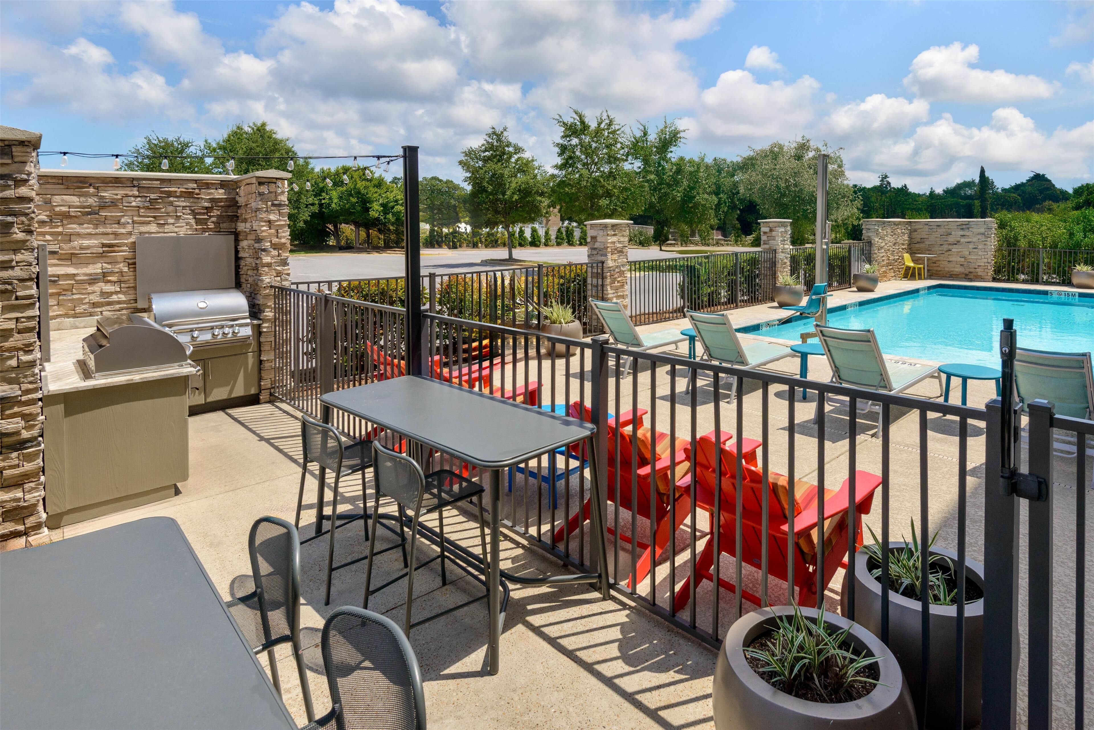 Alberca al aire libre por temporada y sombrillas en la alberca 