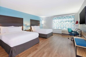 Habitación, 2 camas Queen size, con acceso para personas discapacitadas (Roll-In Shower) | Escritorio, espacio para trabajar con laptop y wifi gratis