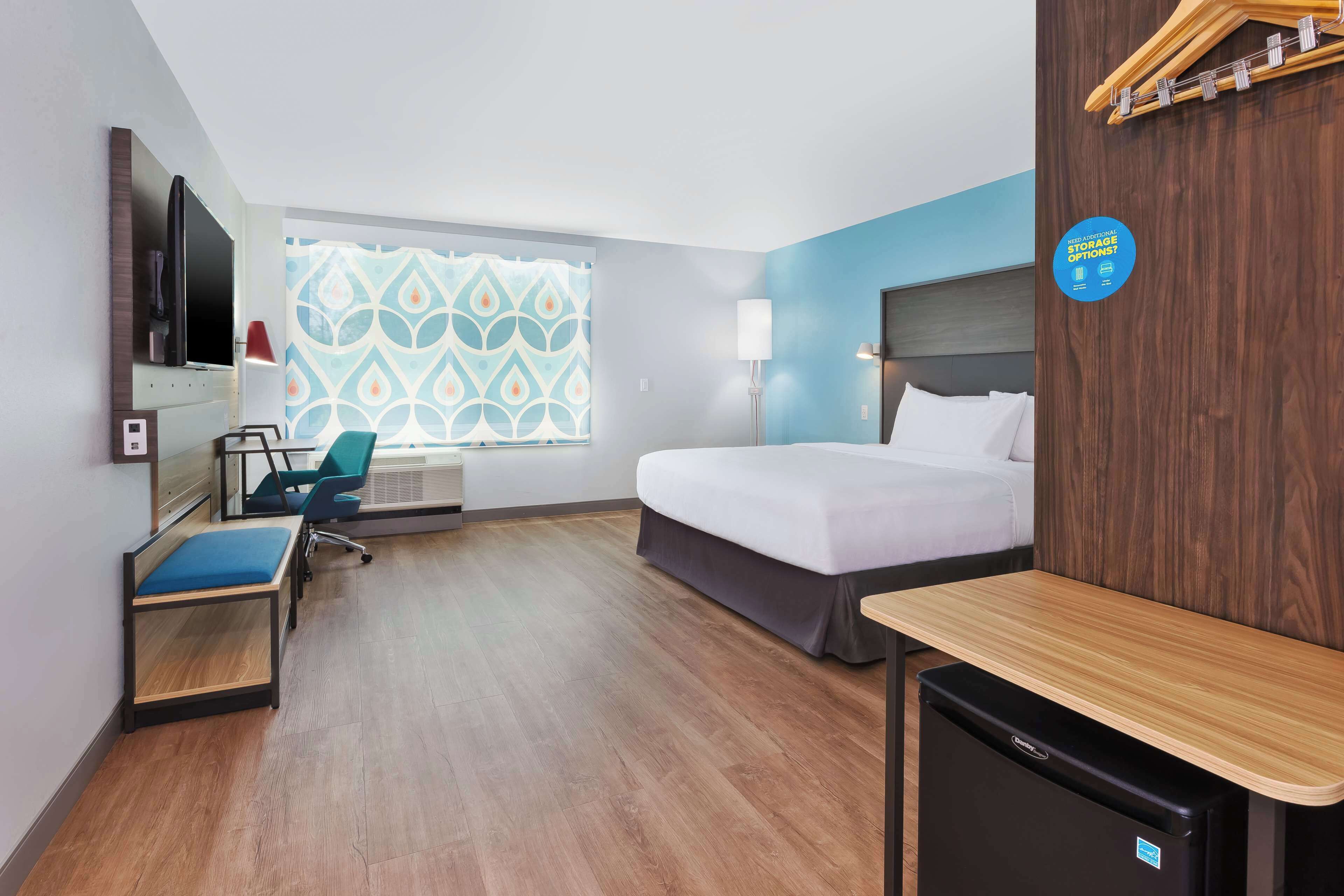 room, 1 king bed, accessible (roll-in shower) | desk, laptop workspace, free wifi, bed sheets