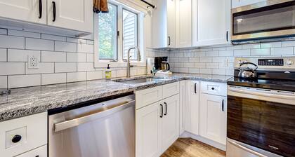 Four-level condo near Story Land w/mtn views, private washer/dryer, & gas grill