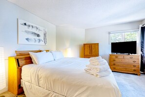 2 bedrooms, iron/ironing board, free internet, bed sheets