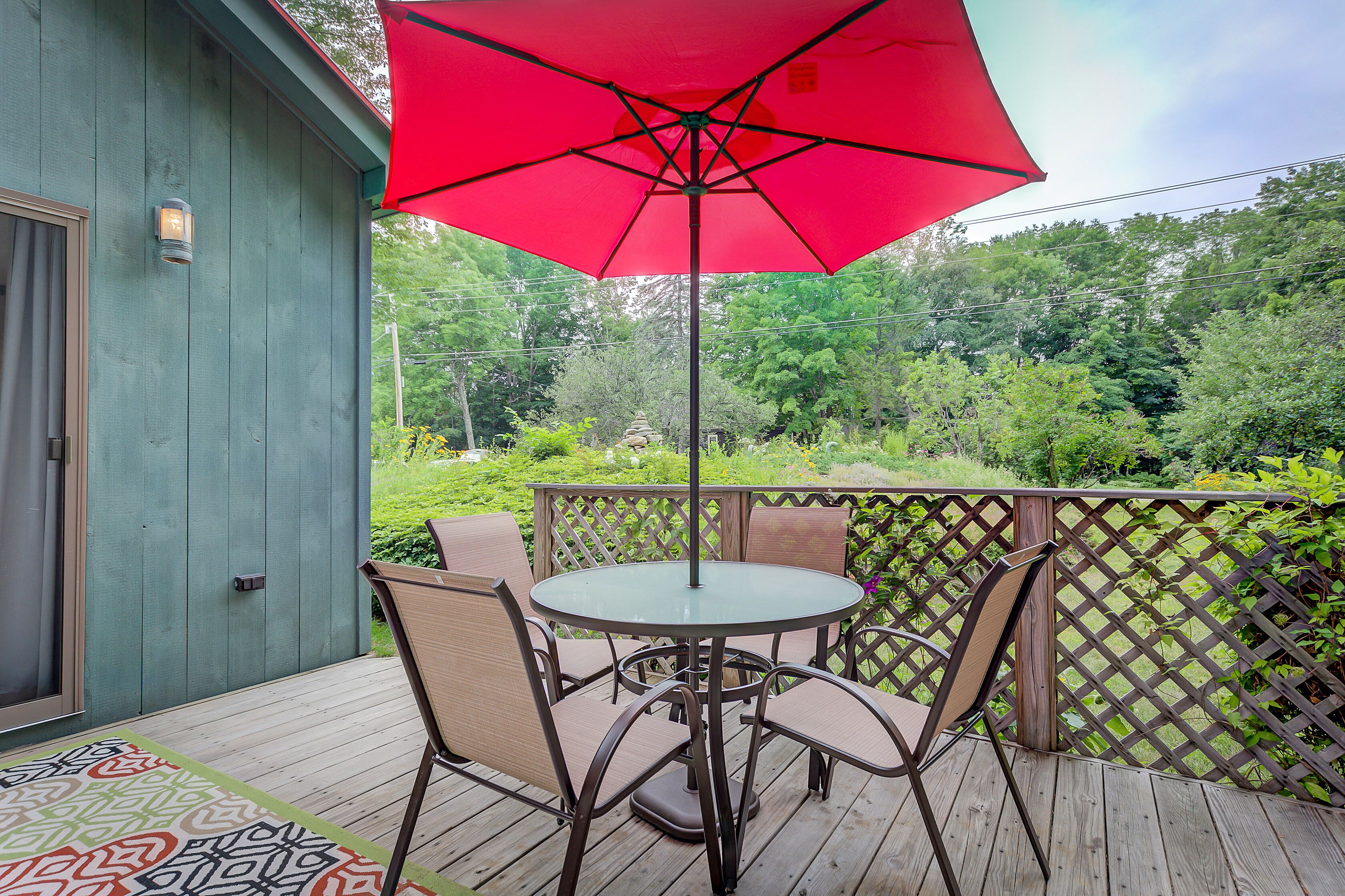 Dog-friendly Post & Beam retreat w/two decks, gas firepit, & more
