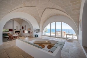 Una Smart TV, una chimenea