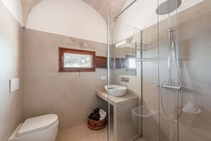 Hårføner, håndklær og toalettpapir