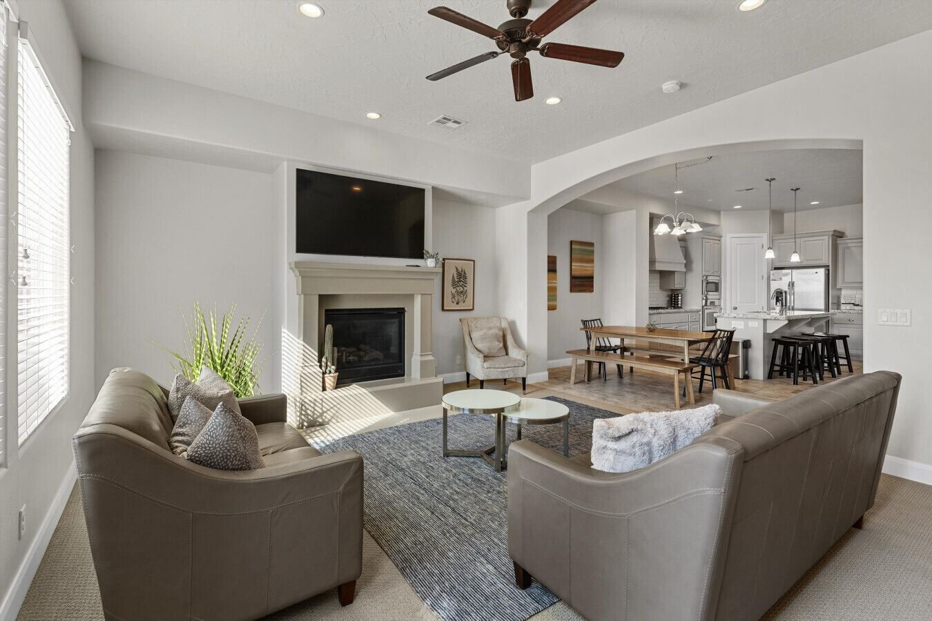 Televisor intel·ligent, llar de foc, futbolí i taula de tennis de taula 