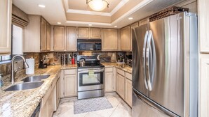 Coffee/tea maker, fridge, microwave, oven - Mountain Views and walk out to Silverado golf course and greenbelt by Old Town (Scottsdale)