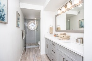 Combined shower/bathtub, hair dryer, towels, soap - Mountain Views and walk out to Silverado golf course and greenbelt by Old Town (Scottsdale)