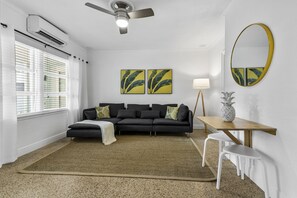 Deluxe cottage, 1 slaapkamer | Woonruimte | Een 50-inch smart-tv met digitale zenders en televisie