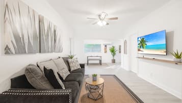 Apartamento, 2 habitaciones | Zona de estar | Smart TV de 50 pulgadas con canales digitales, una televisión