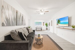 公寓, 2 间卧室 | 起居区 | 50-英寸智能电视（配备数码频道）、电视、流媒体服务