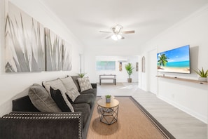 아파트, 침실 2개 | 거실 공간 | 디지털 채널 시청이 가능한 50인치 스마트 TV, TV, 스트리밍 서비스