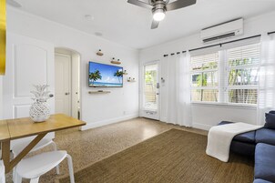 华丽村舍, 1 间卧室 | 起居区 | 50-英寸智能电视（配备数码频道）、电视、流媒体服务