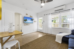 디럭스 코티지, 침실 1개 | 거실 공간 | 디지털 채널 시청이 가능한 50인치 스마트 TV, TV, 스트리밍 서비스