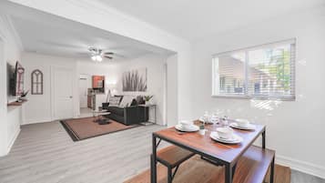 Apartment, 2 Schlafzimmer | Wohnbereich | 50-Zoll-Smart-TV mit Digitalempfang, Fernseher, Streaming-Dienste