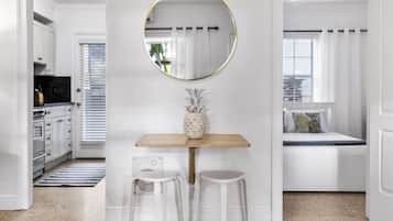 Casa de campo Deluxe, 1 habitación | Área de sala de estar | Smart TV de 50 pulgadas con canales digitales y televisión