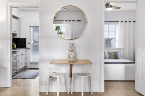 디럭스 코티지, 침실 1개 | 거실 공간 | 디지털 채널 시청이 가능한 50인치 스마트 TV, TV, 스트리밍 서비스