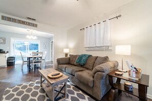 Smart-TV, DVD-spiller, bøker og filmbibliotek