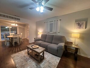 智能電視、DVD 播放機、書籍、影像庫