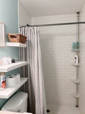 Combined shower/bathtub, hair dryer, towels, soap