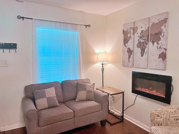 Smart TV, DVD player, books, video library - Rosemary Terrace Retreat: 3bd, Pool, Pet-Friendly (Tallahassee)