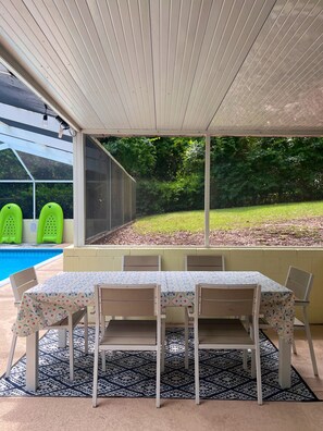 Outdoor dining - Rosemary Terrace Retreat: 3bd, Pool, Pet-Friendly (Tallahassee)