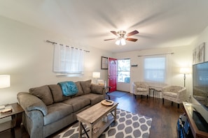 Smart-TV, DVD-spiller, bøker og filmbibliotek