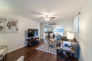 TV connectée, lecteur de DVD, livres, vidéothèque