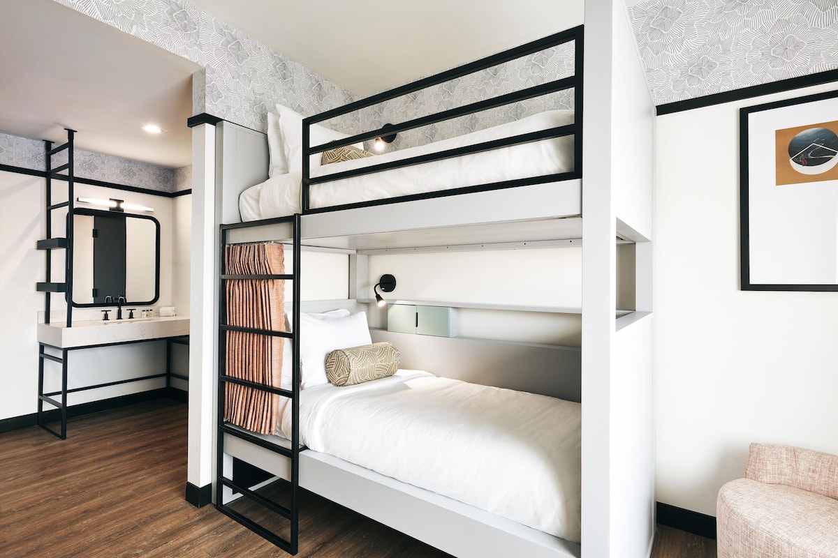 Phòng, 2 giường đơn (2 twin Bunkbed) | Bộ đồ giường cao cấp, két bảo mật tại phòng, bàn