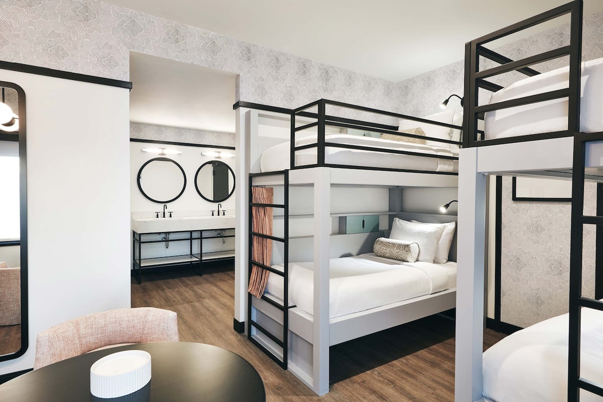 Phòng, nhiều giường (4 Twin Bunkbed) | Bộ đồ giường cao cấp, két bảo mật tại phòng, bàn