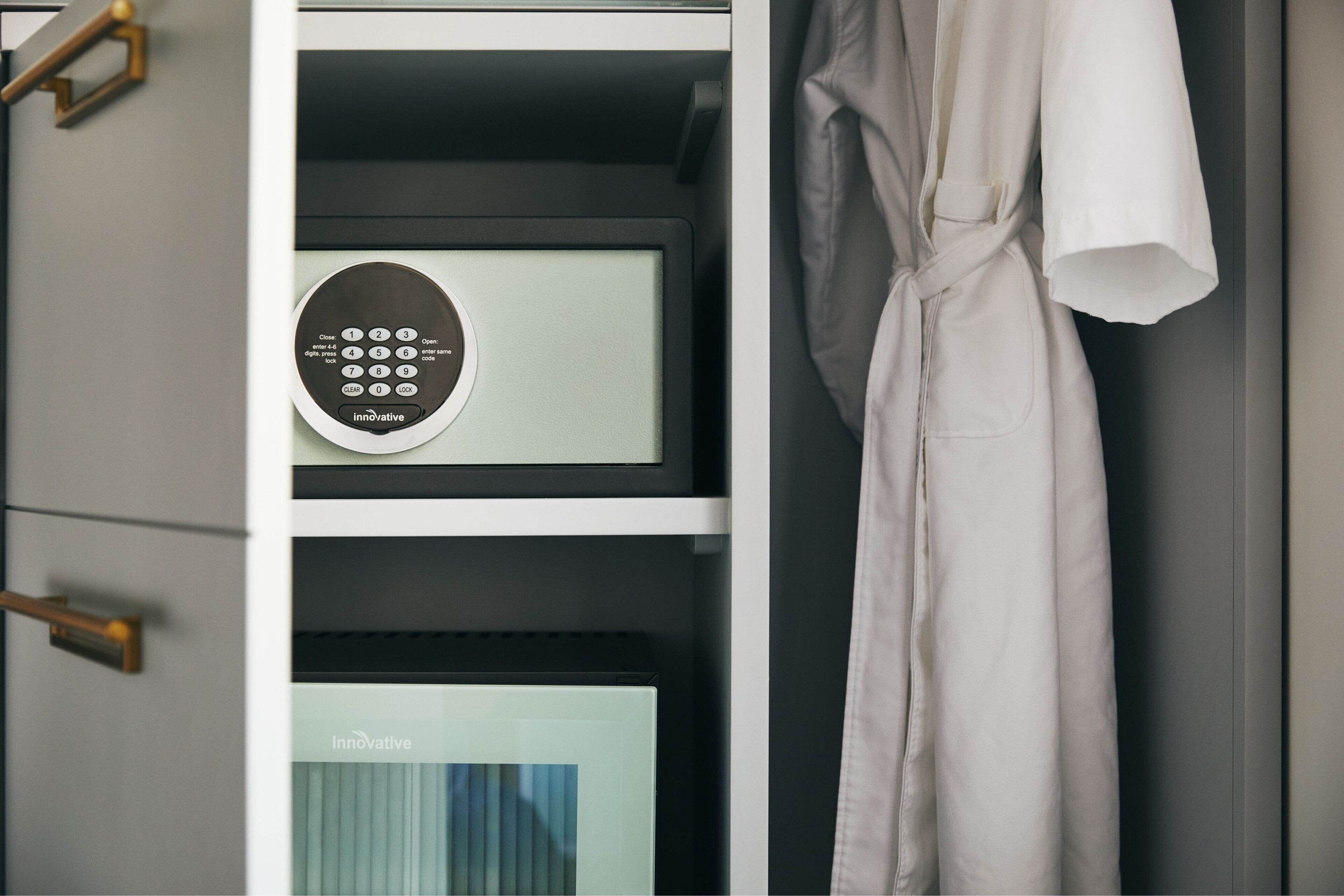 premium bedding, in-room safe, desk, laptop workspace