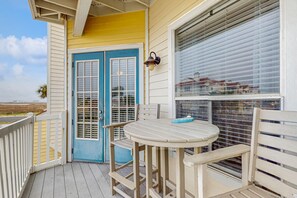 Outdoor dining - Dog-friendly home w/central AC, free WiFi, full kitchen, shared pool & hot tub (Corpus Christi)