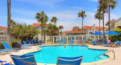 Dog-friendly home w/central AC, free WiFi, full kitchen, shared pool & hot tub