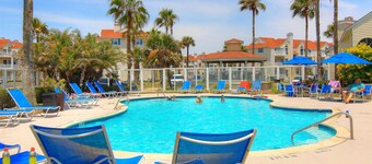 Dog-friendly home w/central AC, free WiFi, full kitchen, shared pool & hot tub
