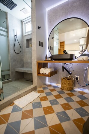 Kahden hengen huone, 1 suuri parisänky | Kylpyhuone | Suihku, pyyhkeet