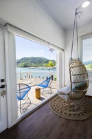 Premium bedding, in-room safe, iron/ironing board, free WiFi