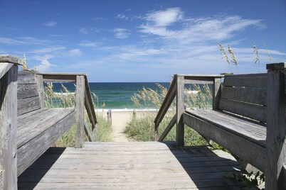 Beautifully updated condo with outdoor pool, beach access, AC & washer/dryer