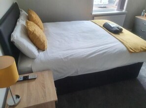 Kamar Double Superior, kamar mandi umum (with TV)