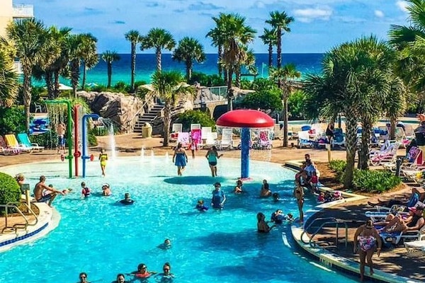 Alberca al aire libre y alberca climatizada