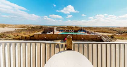 Oceanfront, dog-friendly condo with ocean view, central AC & WiFi