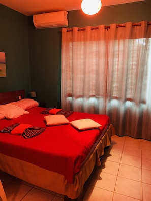 1 bedroom, WiFi - PERFECT VACATION SPOT...SUNNY, WARM, COLD BEER!!!!!! (Playas del Coco)