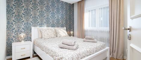 1 bedroom, desk, iron/ironing board, internet