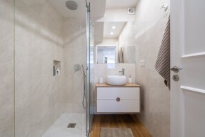 Douche, sèche-cheveux, serviettes fournies