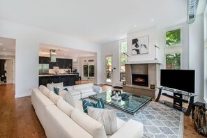 スマートテレビ、暖炉、書庫、ステレオ