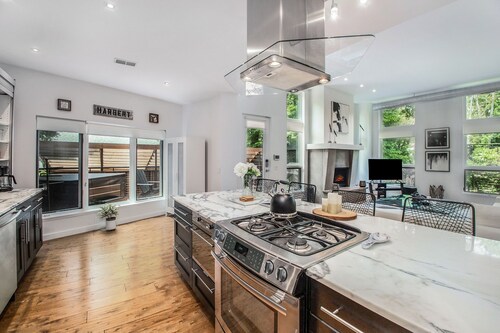 Luxury Condo at Vineyard Lofts 
This winter enjoy the Fireplace and Hot Tub!!!