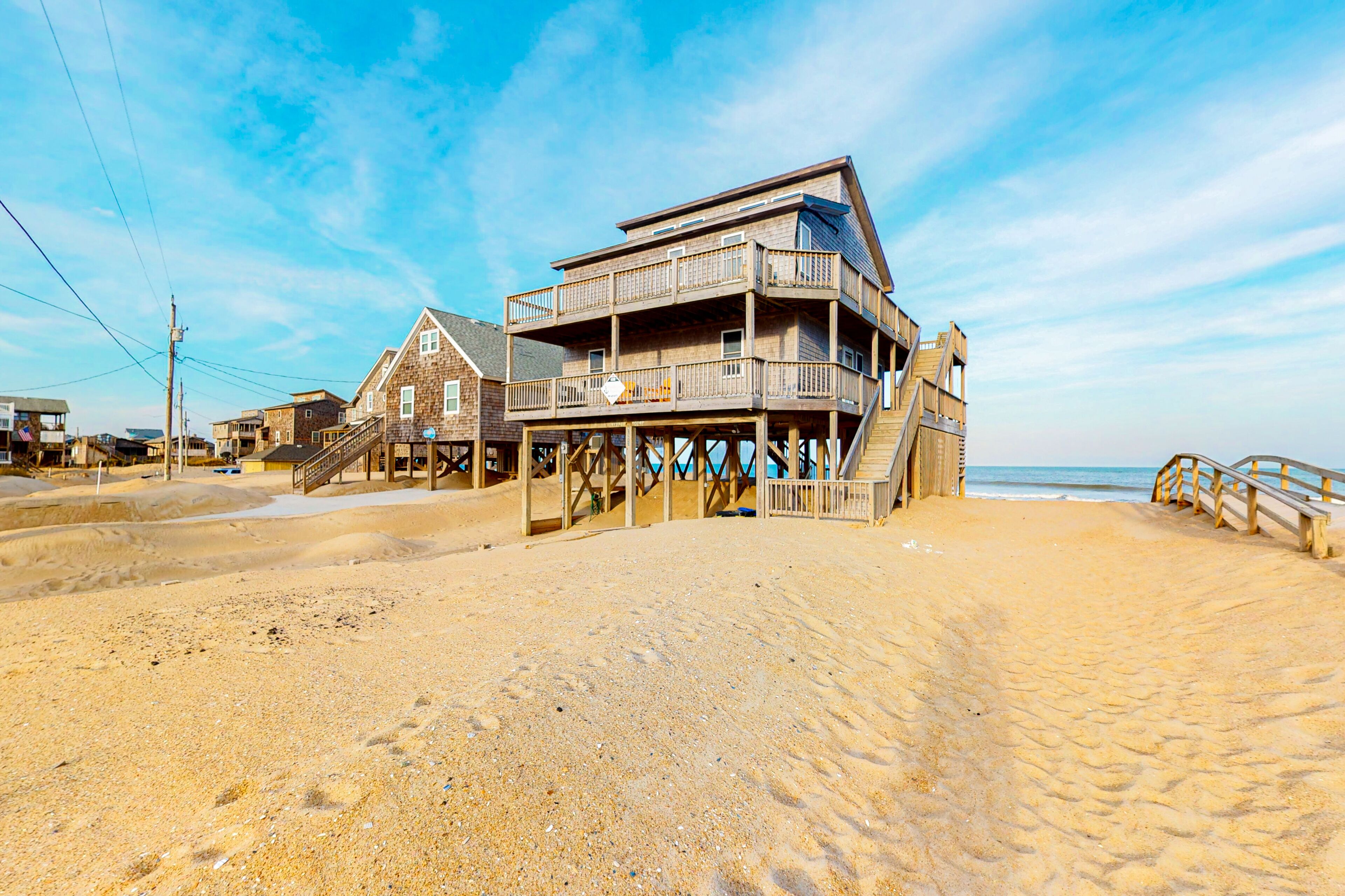 Oceanfront 4 bedroom house w/ private W/D, WiFi, shared pool, AC