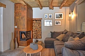 TV, fireplace - Villa Magica with Pool (Pićan)