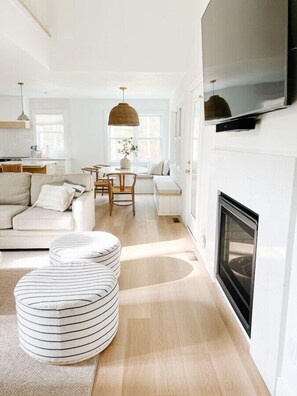 Smart TV, fireplace, table tennis, stereo